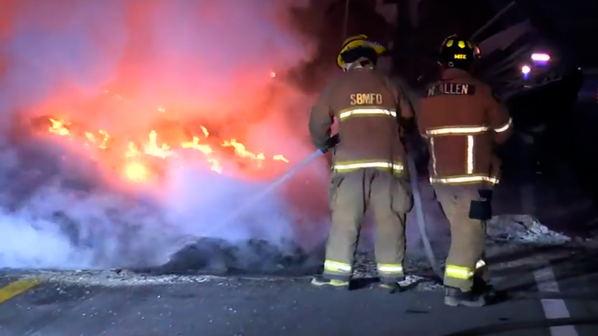 El choque entre tres unidades pesadas mantiene cerrada la vía en ambos sentidos. Confirman el traslado de un operador con quemaduras en el 98% de su cuerpo.