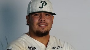 Beisbolista Cristian Alvarado con el uniforme de Pericos de Puebla.