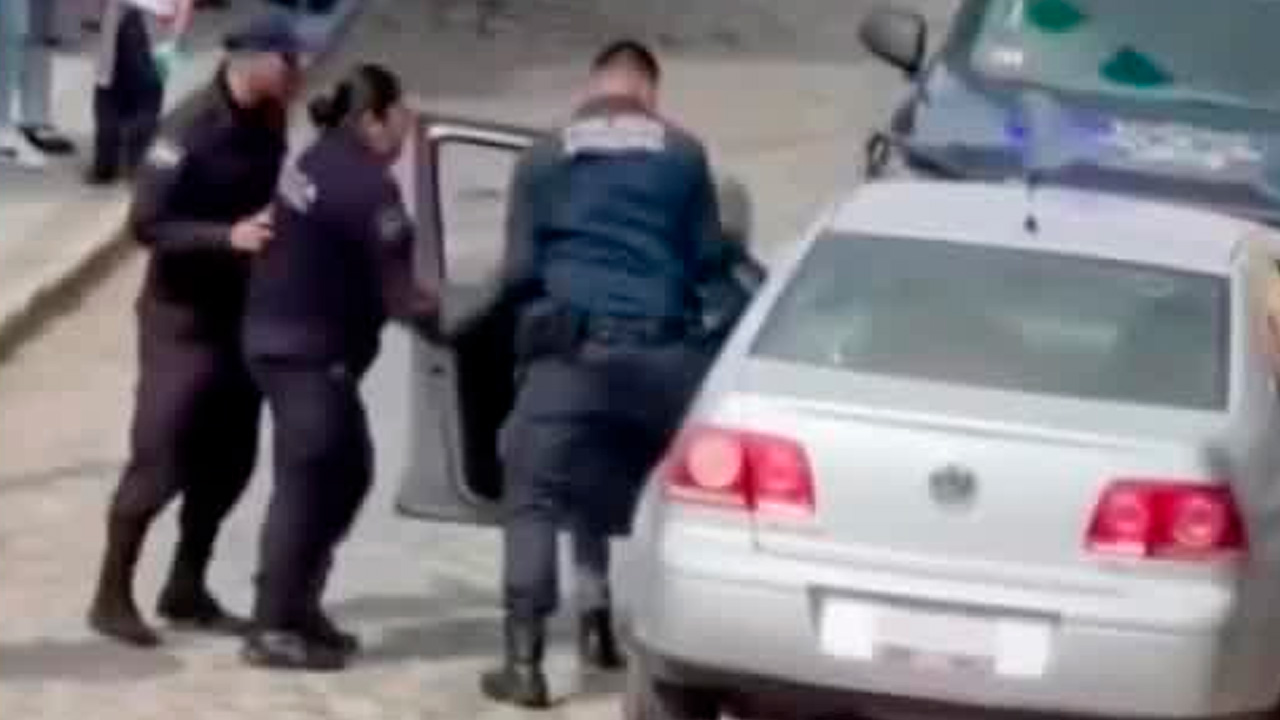 Un video difundido en redes sociales muestra a policías municipales de Huasca de Ocampo sometiendo y esposando a un adulto mayor.
