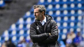 Diego Cocca dirigiendo al Atlas en el partido de Jornada 2 ante Cruz Azul