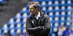 Diego Cocca dirigiendo al Atlas en el partido de Jornada 2 ante Cruz Azul