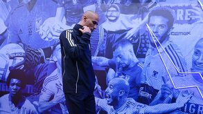 Guido Pizarro caminando por el túnel del Estadio Universitario.