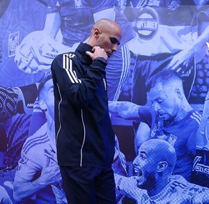 Guido Pizarro caminando por el túnel del Estadio Universitario.