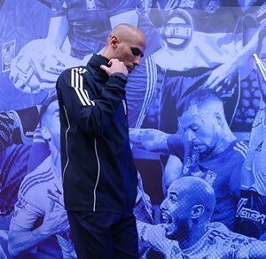 Guido Pizarro caminando por el túnel del Estadio Universitario.