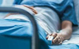 Un hombre se salvó de morir desangrado tras romper con la mano un aparador de una hierbería en Cadereyta, Nuevo León.