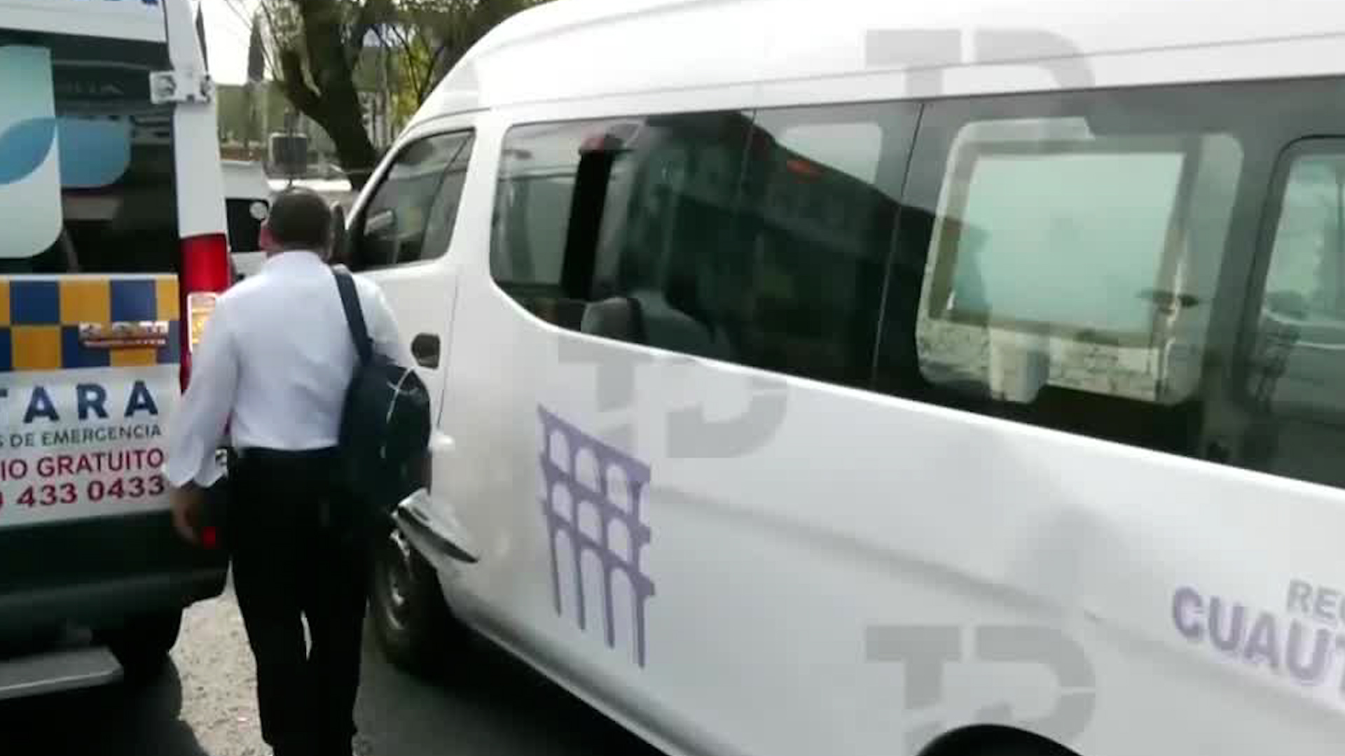 Servicios de emergencia arribaron a la zona para atender a pasajeros lesionados.