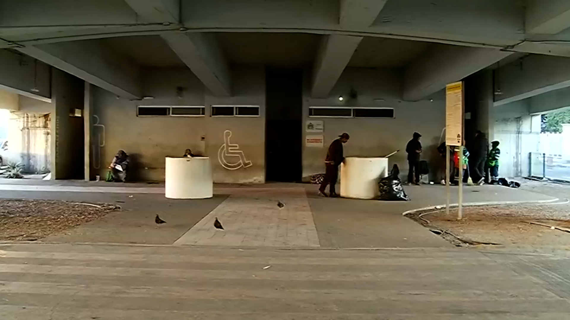 Los baños del refugio para familiares afuera del Hospital Universitario presentan daños totales, suciedad extrema y falta de vigilancia.