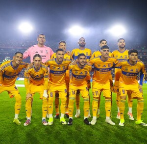 Equipo de Tigres previo al comienzo del duelo contra Pumas.