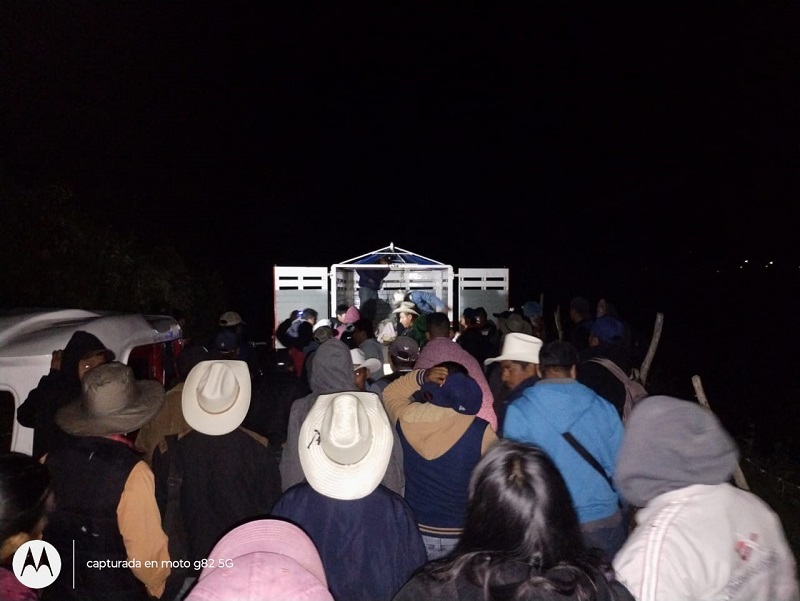 Personas reunidas en una camioneta tras un accidente en Oaxaca.