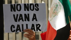 Mano sostiene un cártel con la leyenda 