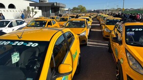 Taxistas manifestándose en contra de Uber y DiDi en el Coliseo Centenario de Torreón.