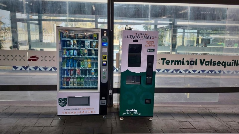 Máquinas expendedoras de snacks y alimentos ubicadas en una estación del sistema RUTA en Puebla.