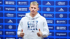Mateusz Bogusz en su presentación con Cruz Azul en 2025.