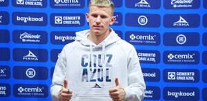 Mateusz Bogusz en su presentación con Cruz Azul en 2025.