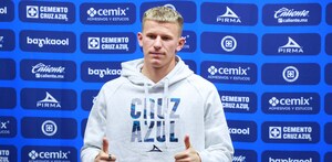 Mateusz Bogusz en su presentación con Cruz Azul en 2025.