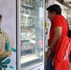 Persona parada frente a una máquina expendedora de snacks en una línea de RUTA en Puebla.