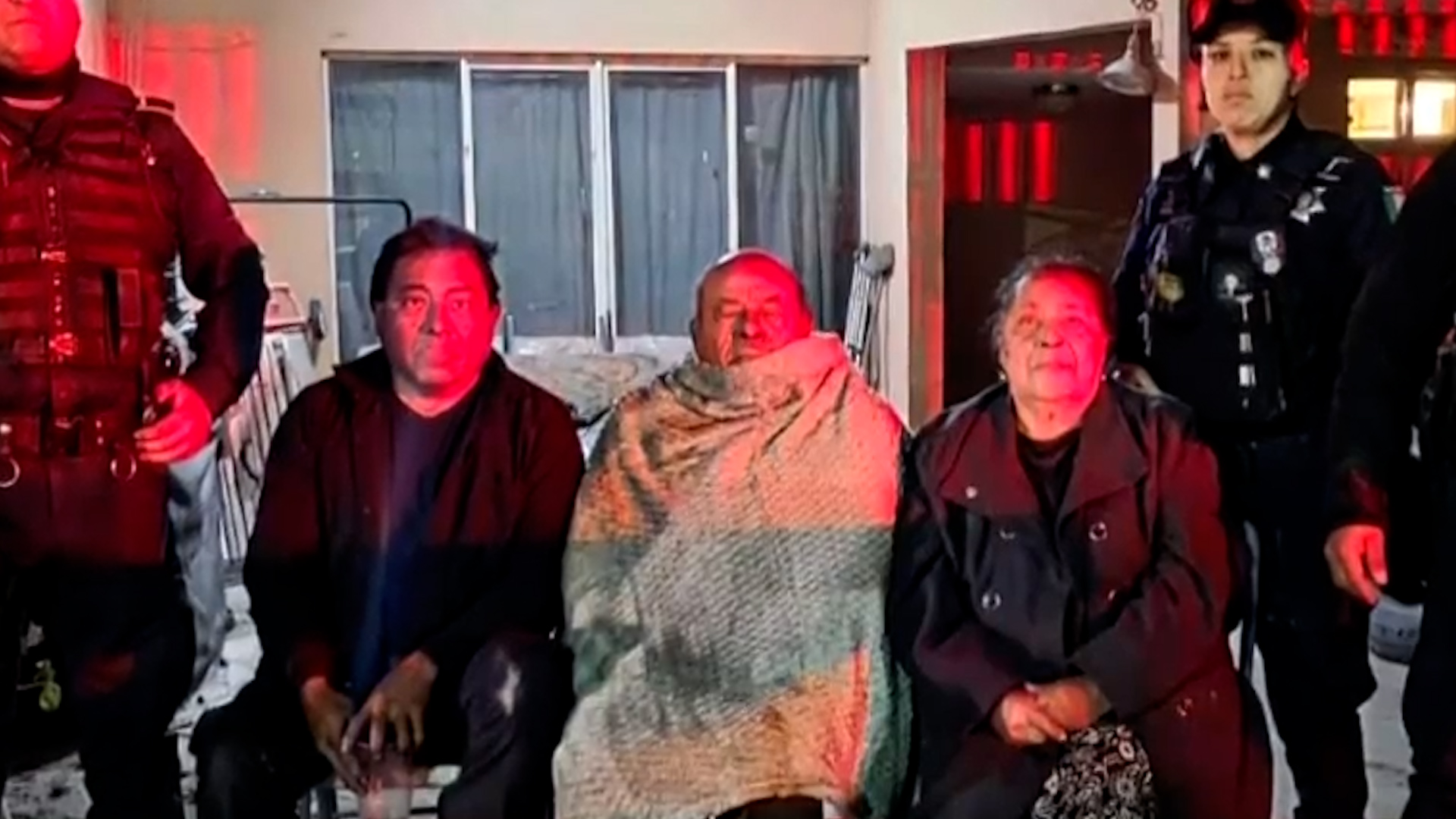 Sin equipo especial, Jorge Zavala, Raúl Cantú e Ivette Perales salvaron a dos adultos mayores y su nieta de morir calcinados.