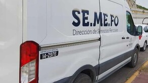 Unidad de SEMEFO atendiendo el reporte de un motociclista sin vida en Libramiento Norte.