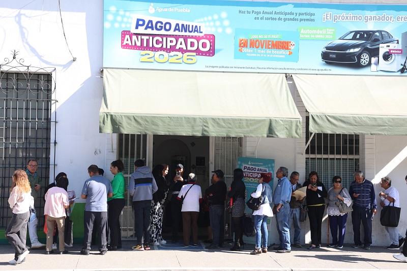 Personas formadas para hacer el pago anticipado del servicio de agua en Puebla.