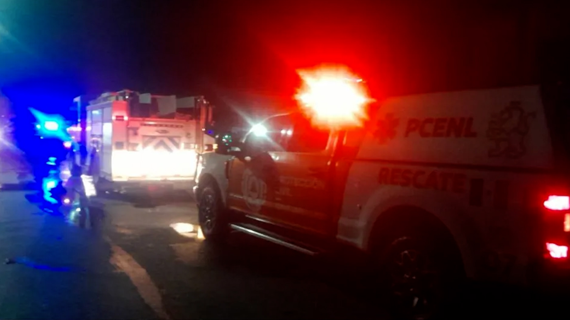 Cuatro integrantes de una familia quedaron atrapados en su domicilio en llamas.