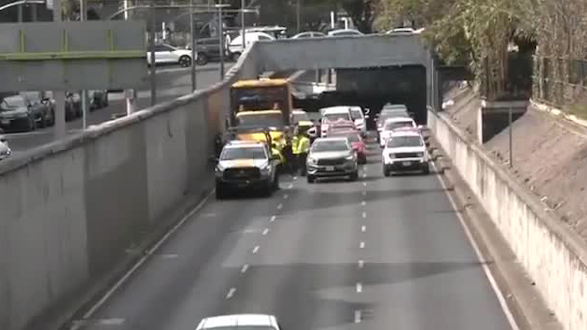 Tras más de dos horas de maniobras para retirar el camión, autoridades lograron librar el bajopuente.