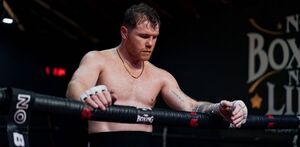 Saúl Álvarez pensando tras un entrenamiento.