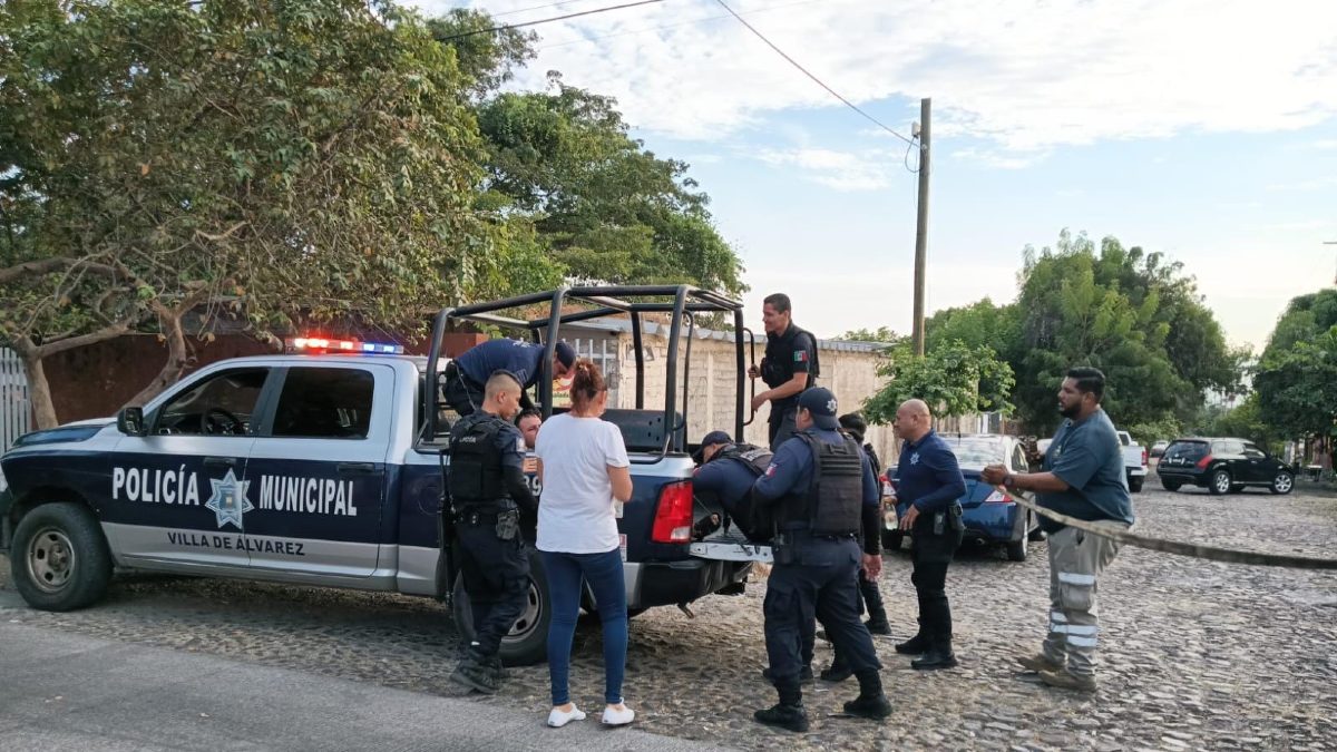 Policías y oficiales de la Marina son atacados con ácido en operativo en Colima.