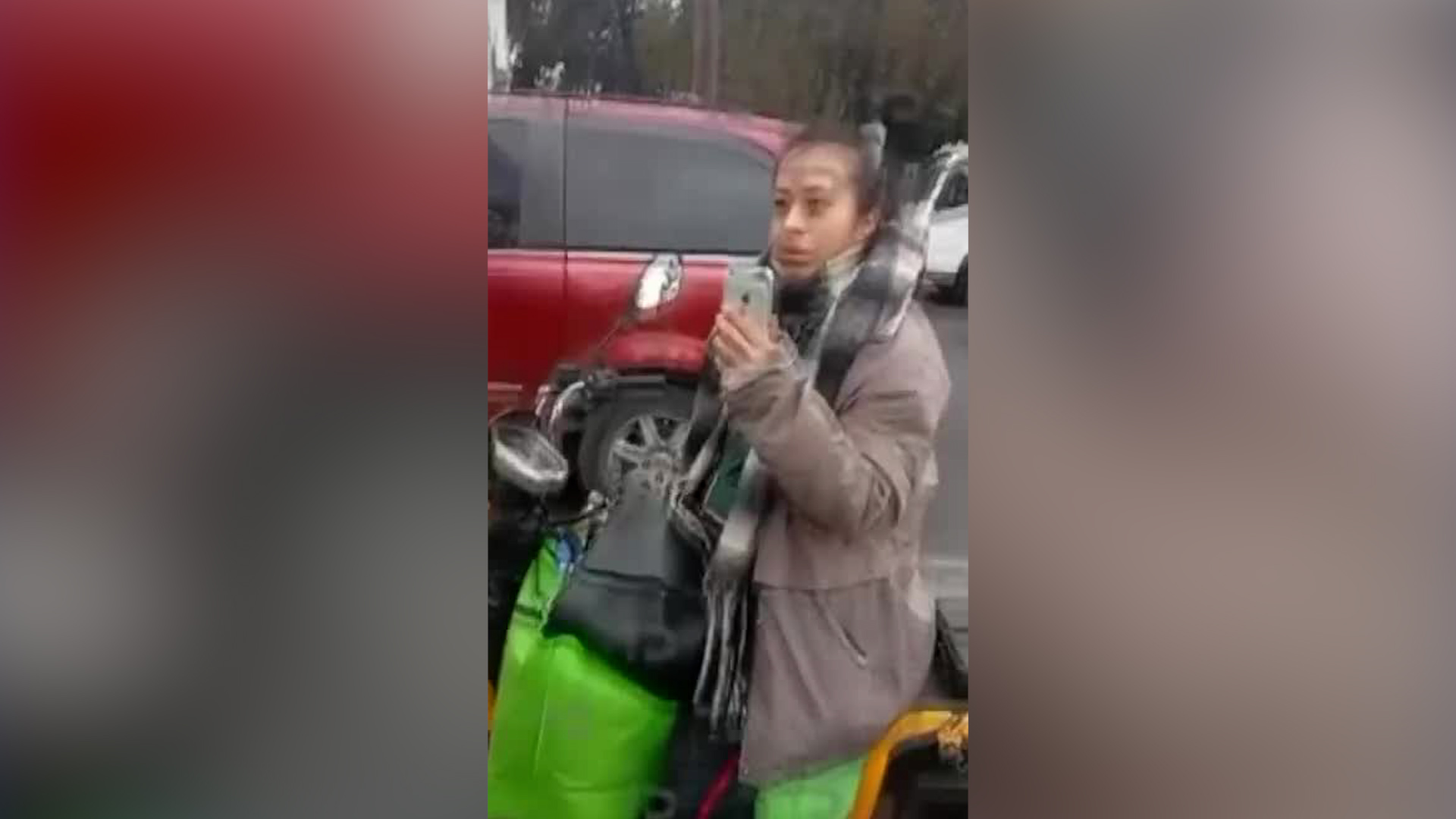 La mujer agredió a los elementos de seguridad quienes le pidieron se retirar de la zona.