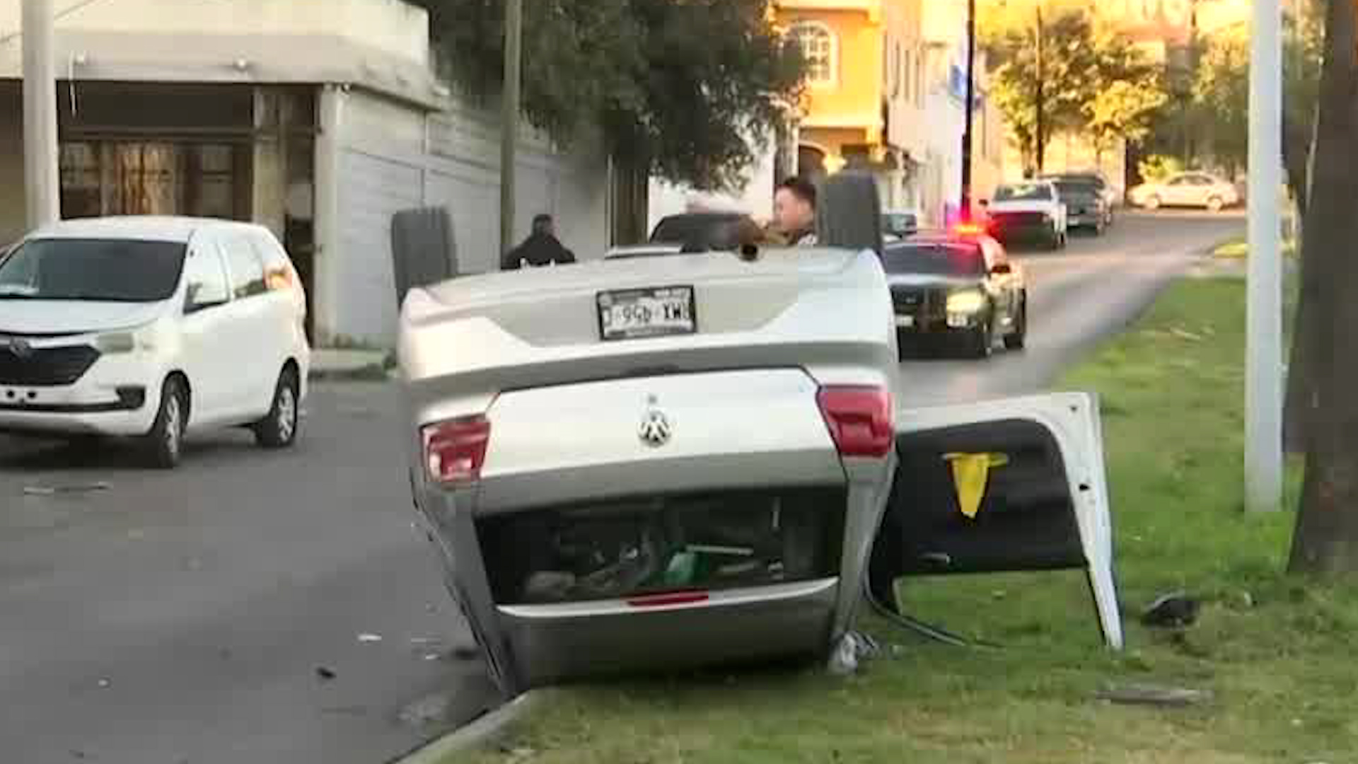 Elementos de emergencia arribaron al lugar para atender a los conductores de los vehículos.