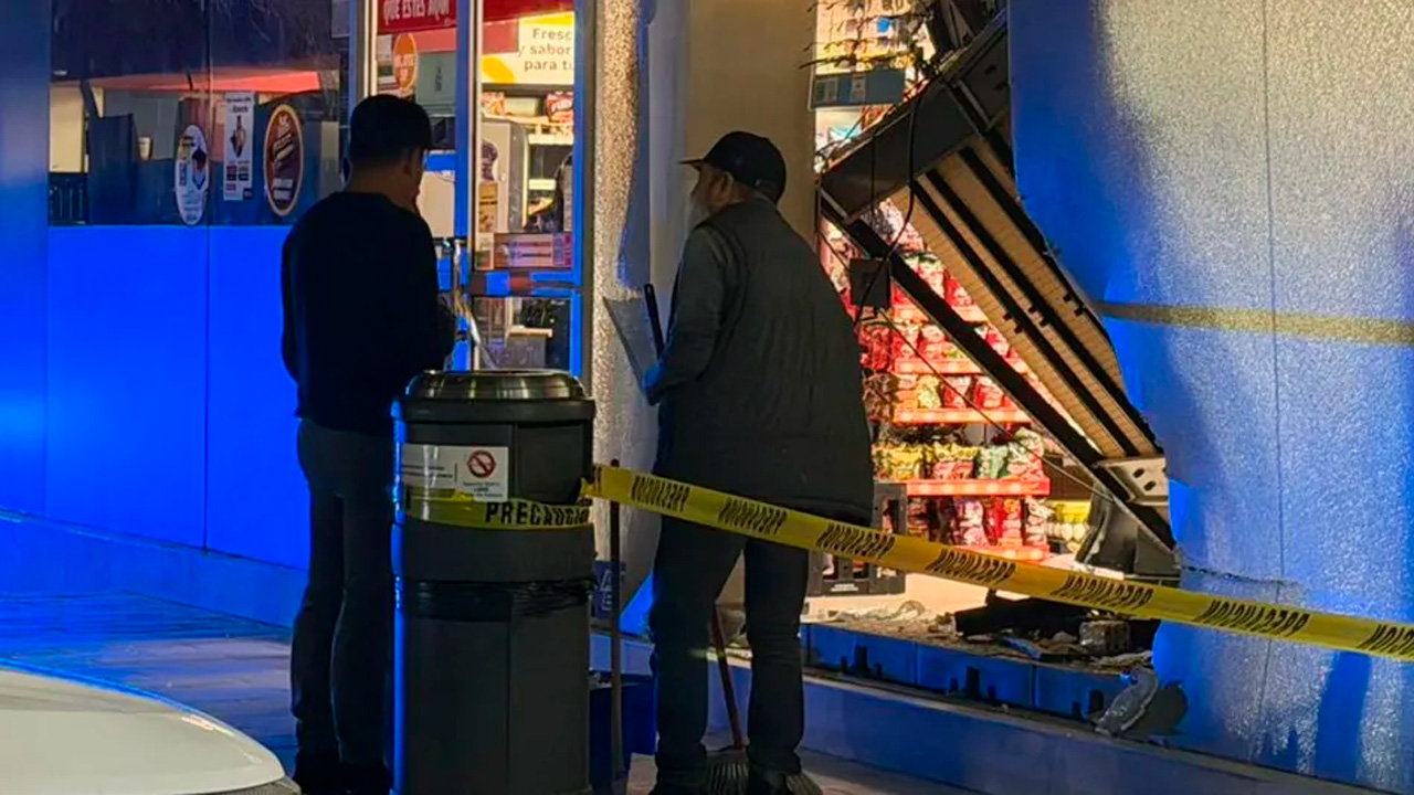 Un hombre de la tercera edad se estrelló con su vehículo contra una tienda de conveniencia en una plaza comercial de San Pedro Garza García.