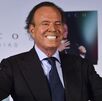 Julio Iglesias en imagen sonriente.