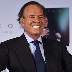 Julio Iglesias en imagen sonriente.