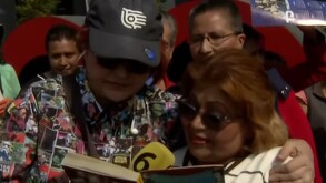 Mujer halla mensaje de despedida de su esposo desaparecido en firma de calendarios de Telediario Canal 6.