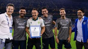 Andrés Guardado junto a la directiva de Rayados, 'Tato' Noriega y Héctor Lara, así como Jesús Corona, Héctor Moreno y Sergio Canales en el estadio BBVA.