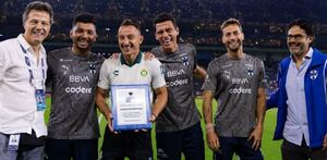 Andrés Guardado junto a la directiva de Rayados, 'Tato' Noriega y Héctor Lara, así como Jesús Corona, Héctor Moreno y Sergio Canales en el estadio BBVA.
