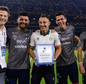 Andrés Guardado junto a la directiva de Rayados, 'Tato' Noriega y Héctor Lara, así como Jesús Corona, Héctor Moreno y Sergio Canales en el estadio BBVA.