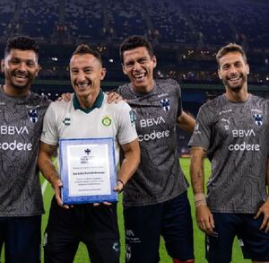 Andrés Guardado junto a la directiva de Rayados, 'Tato' Noriega y Héctor Lara, así como Jesús Corona, Héctor Moreno y Sergio Canales en el estadio BBVA.