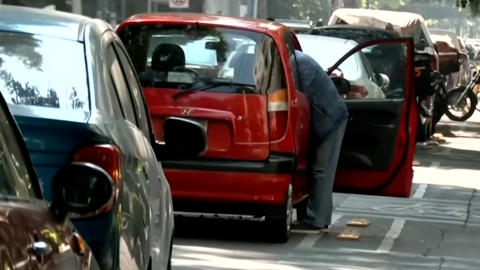 Vecinos de la colonia Del Valle Sur denuncian que personal de la Fiscalía y la PGJ invade hasta tres carriles de la Avenida Coyoacán.