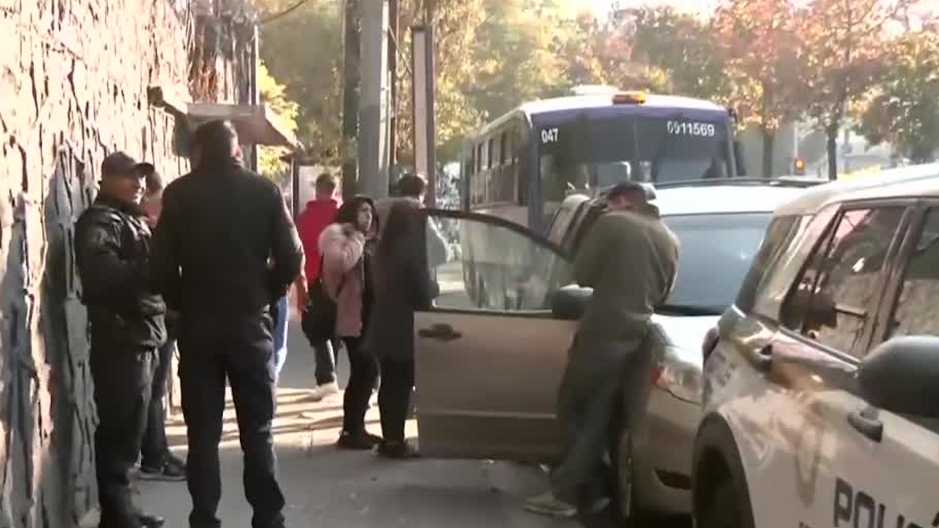 La familia de la víctima se encuentra en espera de servicios de emergencia para atender al menor.