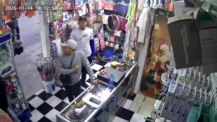 Dos sujetos armados asaltaron un local de venta de artículos para celulares en el municipio de El Carmen, Nuevo León.