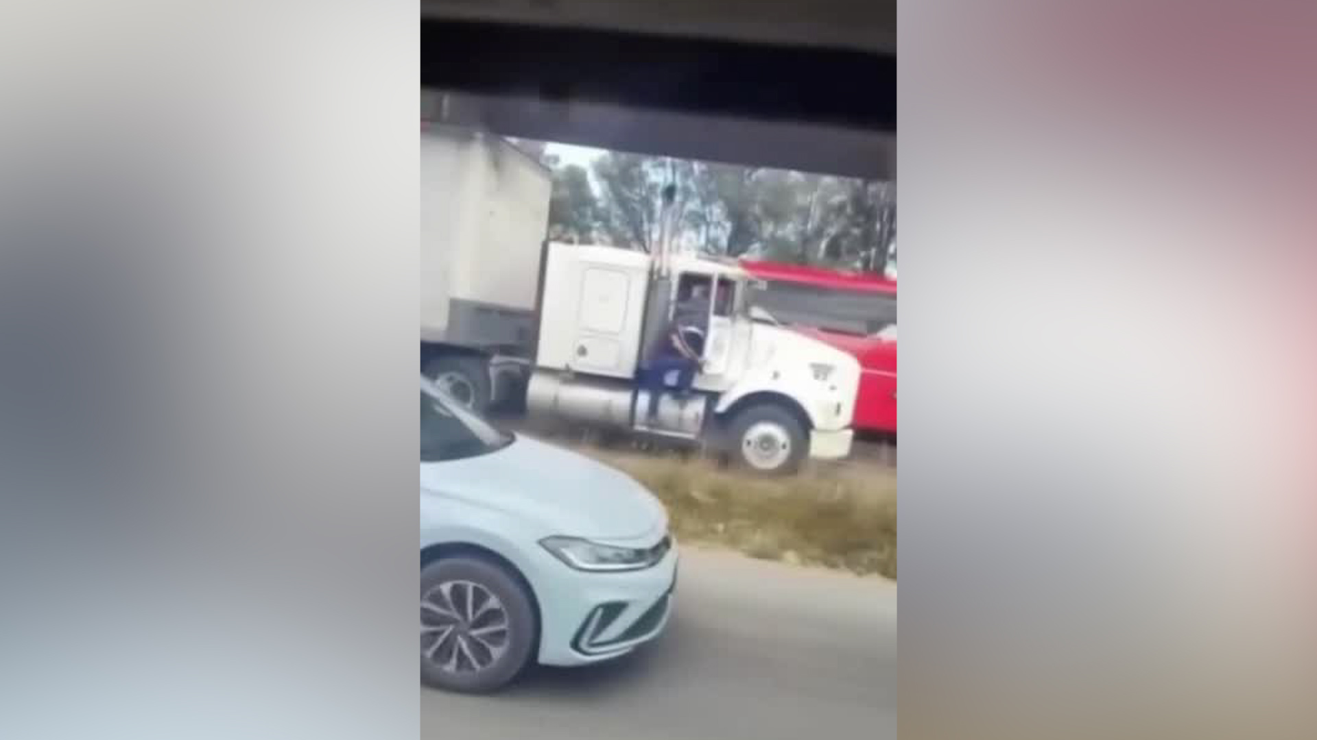 Dos sujetos entran por la fuerza al vehículo en movimiento. Autoridades ya buscan a los responsables.