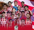 Collage que muestra a varios jugadores actuales de las Chivas frente a la bandera de México y el escudo oficial del Club Deportivo Guadalajara.