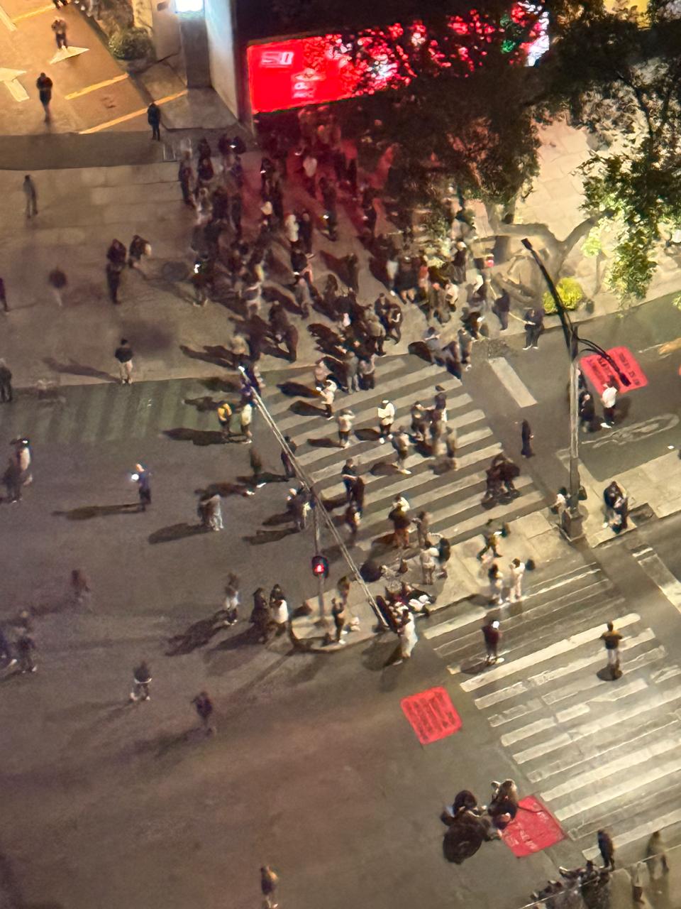 Personas desalojando edificio temblor CDMX hoy