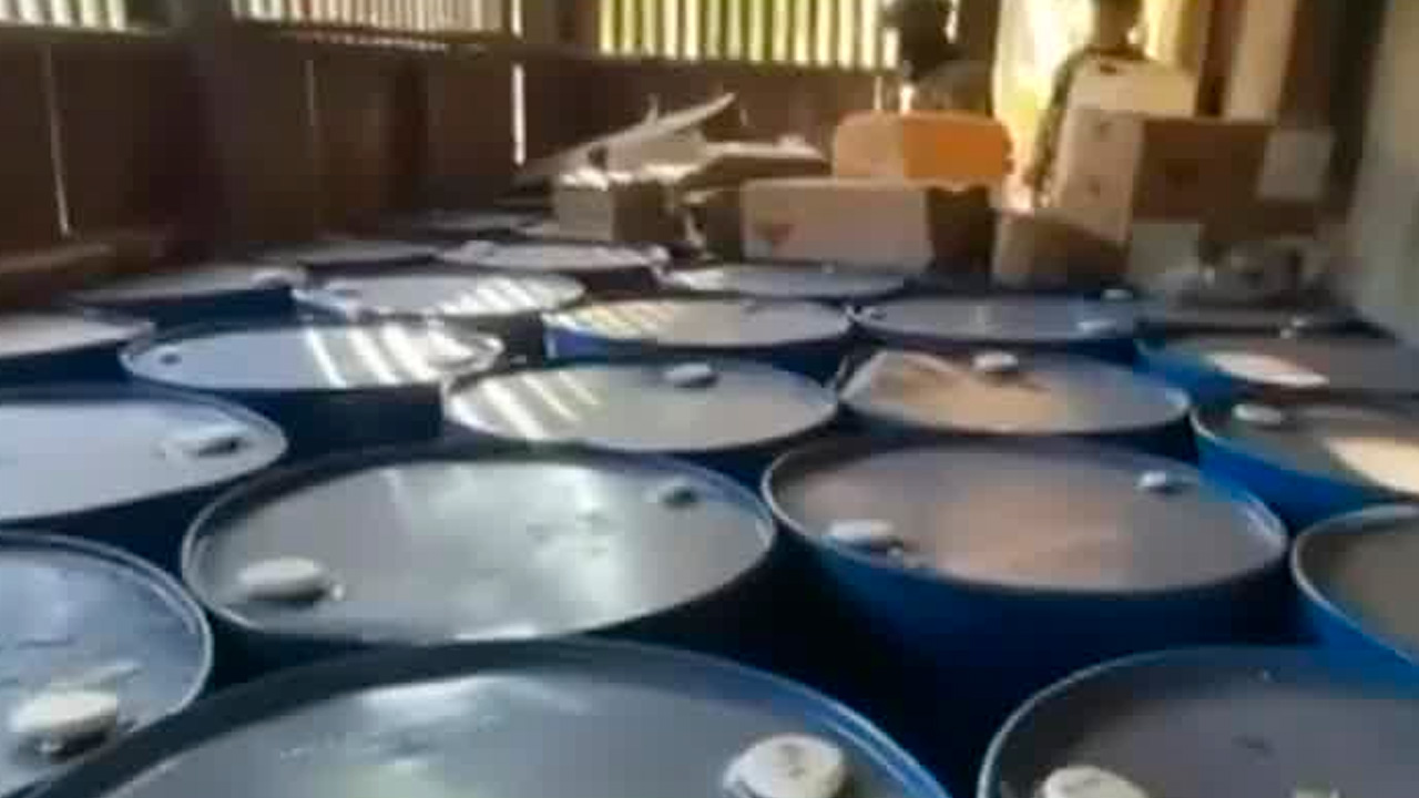 Autoridades desmantelaron en Petatlán, Guerrero, un laboratorio clandestino de alta capacidad para elaborar drogas sintéticas.