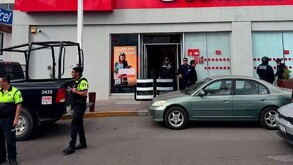 Policías en sucursal de Santander en avenida 20 de noviembre tras un asalto.