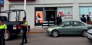 Policías en sucursal de Santander en avenida 20 de noviembre tras un asalto.