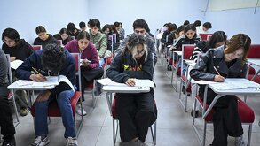 Estudiantes de la UDG en un aula escolar realizando actividad