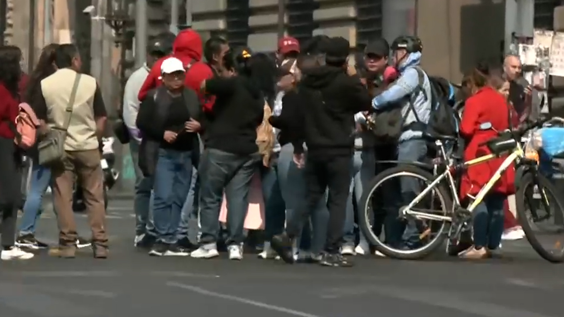 Elementos de la Policía Capitalina implementaron operativo para desviar a los automovilistas.