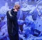 Guido Pizarro caminando por el túnel del Estadio Universitario.