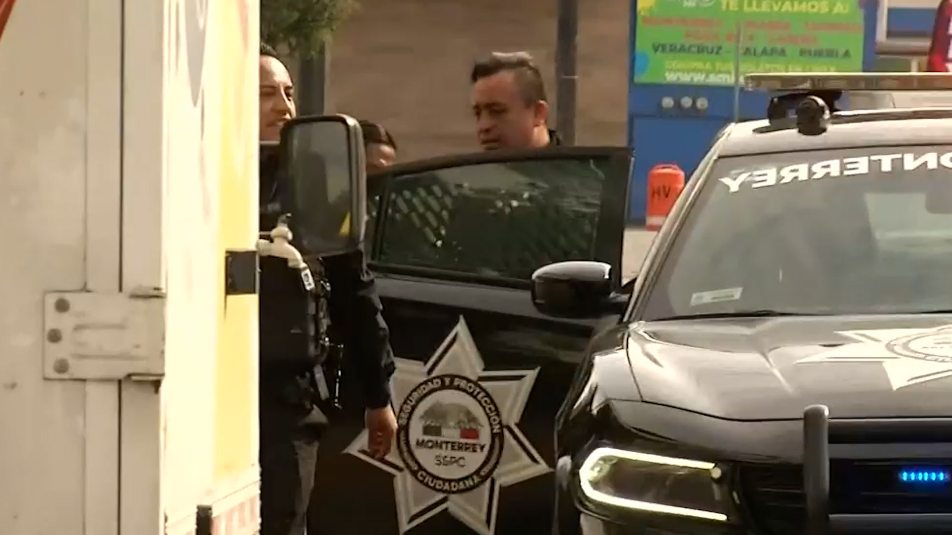 Un joven de 19 años de origen hondureño fue detenido tras atacar con una piedra vehículos particulares, una caseta de vigilancia y hasta una patrulla.